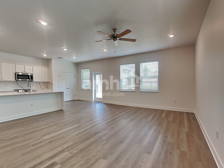 Building Photo - 37869 Dusty Saddle Ln