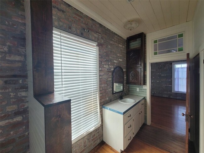 Building Photo - 1407 Broadway Avenue J