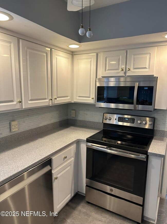 Building Photo - 6192 Duclay Forest Dr S