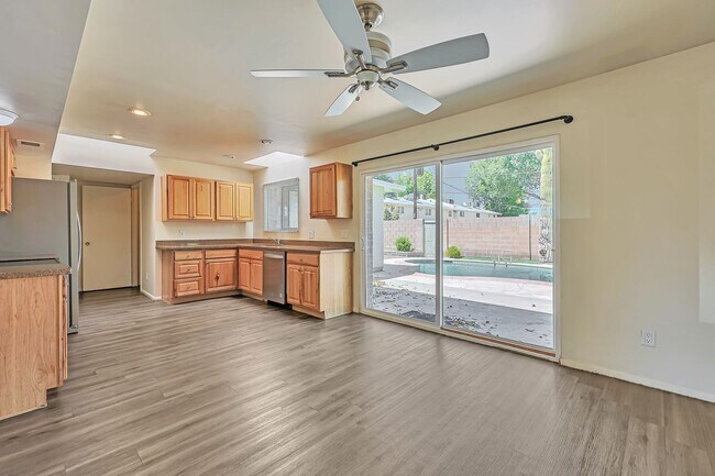 Building Photo - 3820 Grandview: Spacious 4-bedroom, 2-bath home with large bedrooms and no carpet