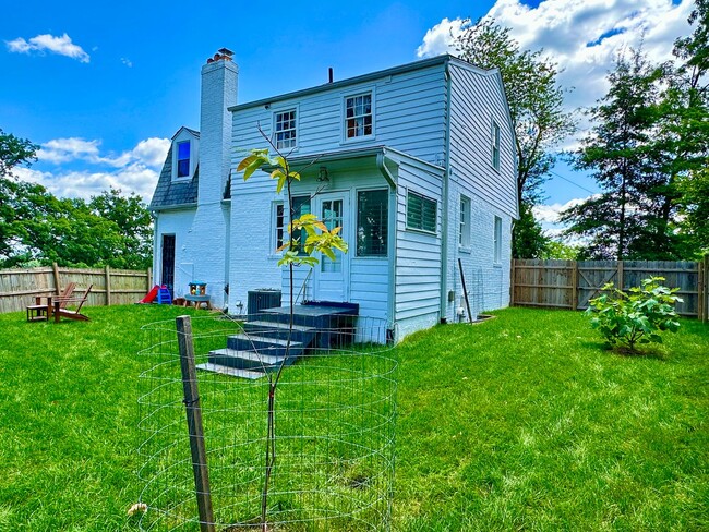 Building Photo - Check Out This Hidden House on a Hill!