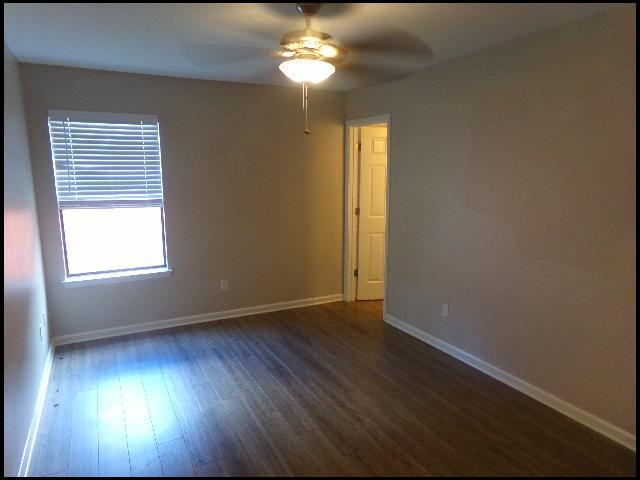 Building Photo - 525 S Oak St