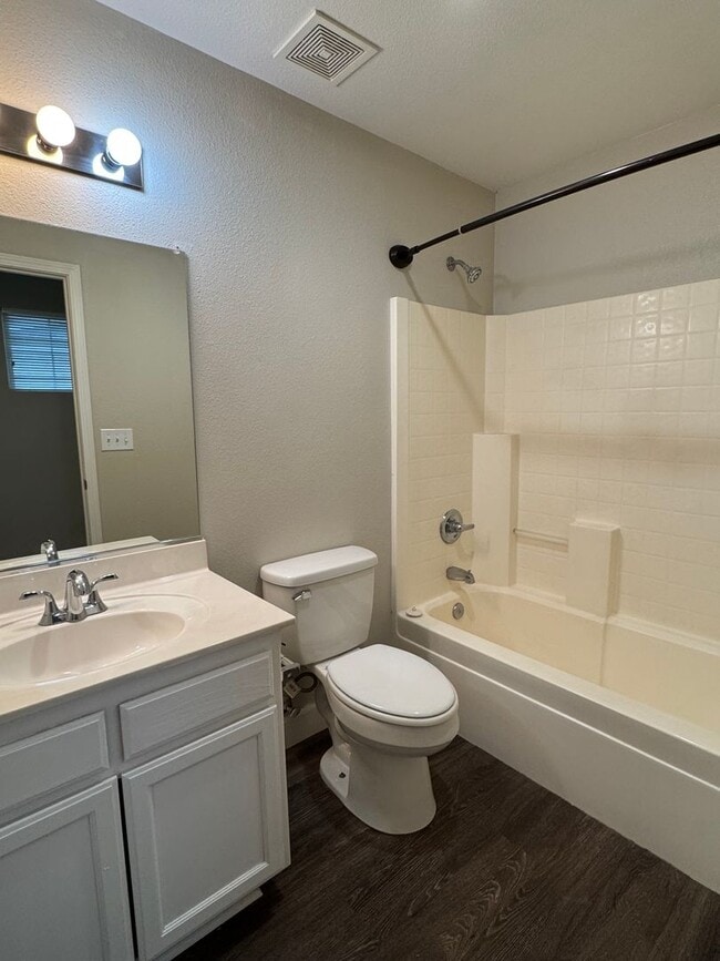 Building Photo - Available NOW - Stunning 3 Bed, 3 Bath Home in North Chico