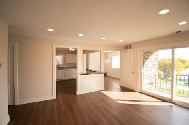 Building Photo - 14949 Lake View Dr