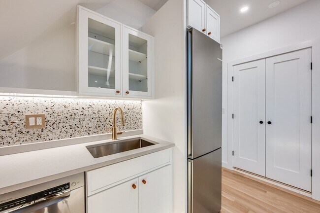 Building Photo - 79 Dana St