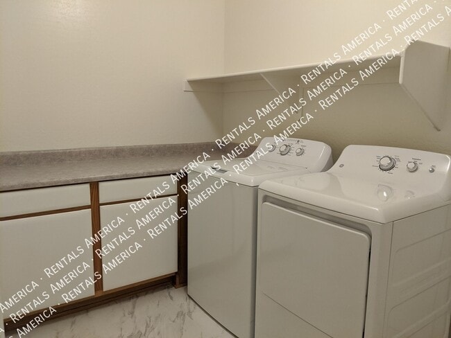 Building Photo - 895 E Lakeview Dr