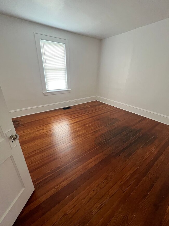 Building Photo - 3 bedroom, 1 bath house