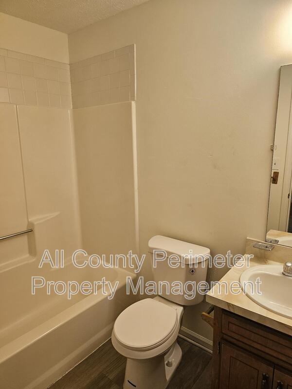 Building Photo - 2460 Washington St