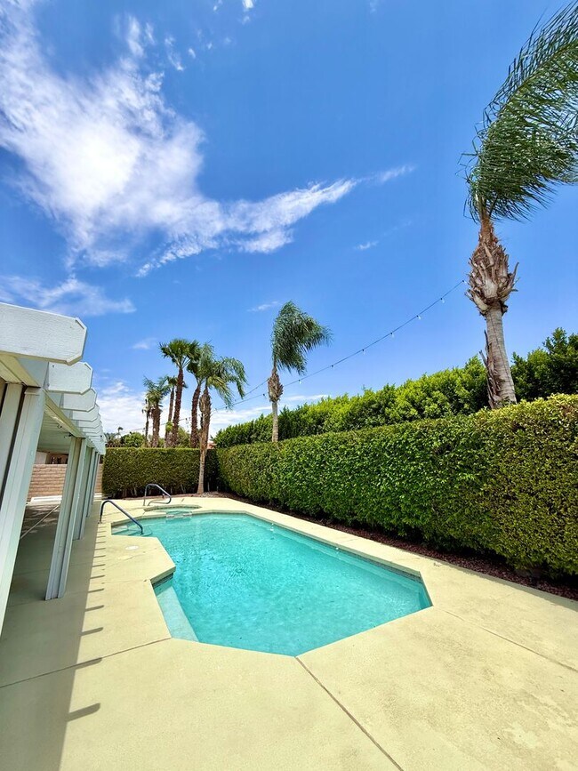 Building Photo - Landau Manor - FANTASTIC 4Br/2ba/3 car garage w/ POOL & SOLAR!