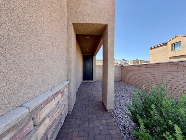 Building Photo - GORGEOUS 4 BED 3 BATH 2 CAR GARAGE SINGLE FAMILY HOME W/ LOFT, VAULTED ENTRYWAY, BACKYARD, AND BE...