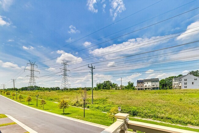 Building Photo - Meticulously Maintained 3 bedroom, 2.5 bat...