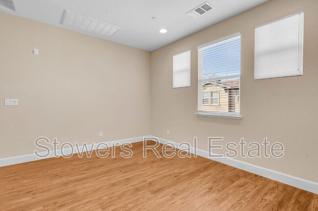 Building Photo - 718 El Paseo Cir