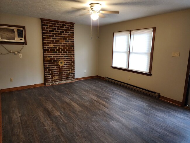 Building Photo - 3 Bedroom 1.5 Bath Rancher in Henrico County!