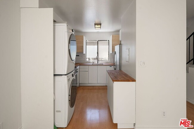 Building Photo - 1805 S Barrington Ave