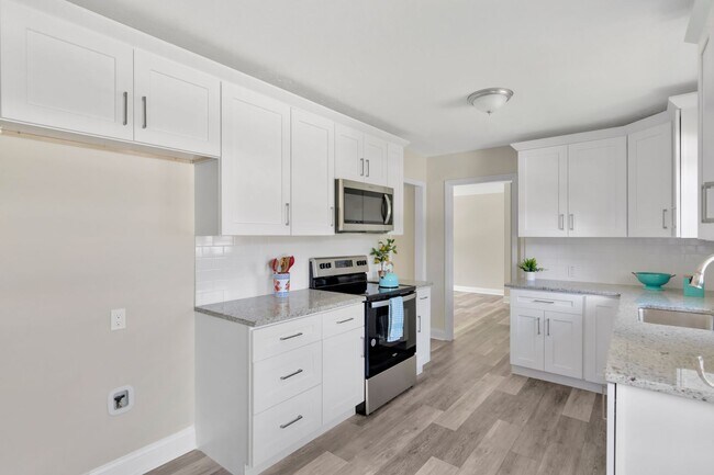 Building Photo - Remodeled Pool Home in the Heart of Brandon, FL