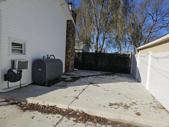 Building Photo - 414 Delaware Ave