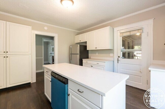 Building Photo - 223 S Main St