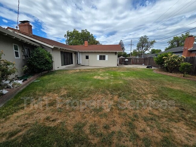 Building Photo - 9 W Robinhood Dr