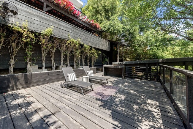 Building Photo - Architectural Contemporary with Panoramic ...