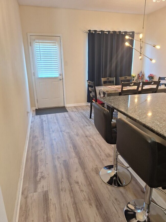 Building Photo - One level living in NorthWest Knoxville