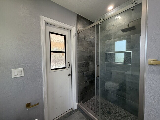 Building Photo - "Charming 3-Bedroom Retreat with 2 Full Baths on Aurora St NW!"
