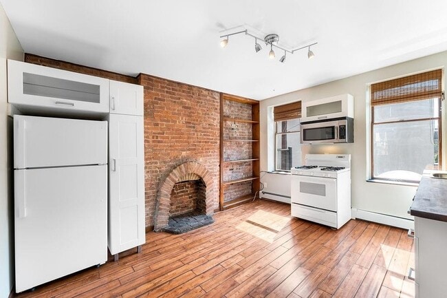 Primary Photo - 252 Grove St