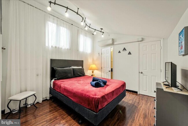 Building Photo - 31 Middle Village Way