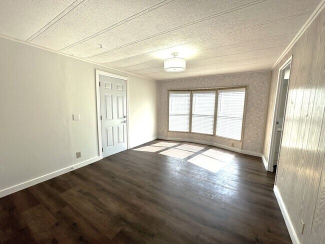Building Photo - Stunning 2/2 Home in 55+ Leesure Village