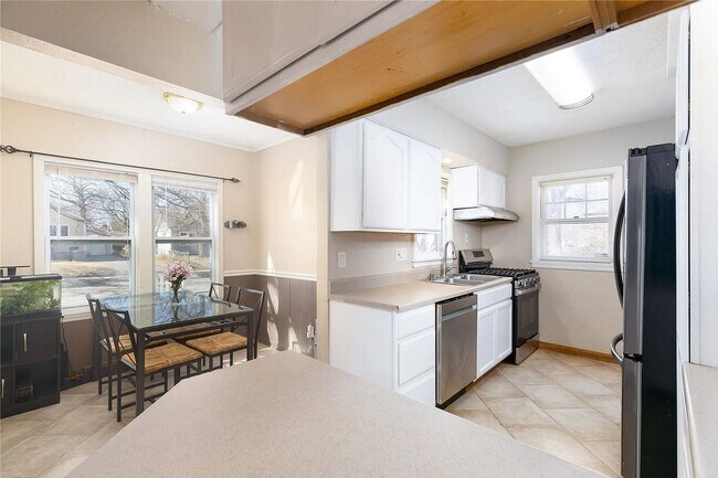 Building Photo - 5-Bedroom, 2-Bath Rental Home in Urbandale...