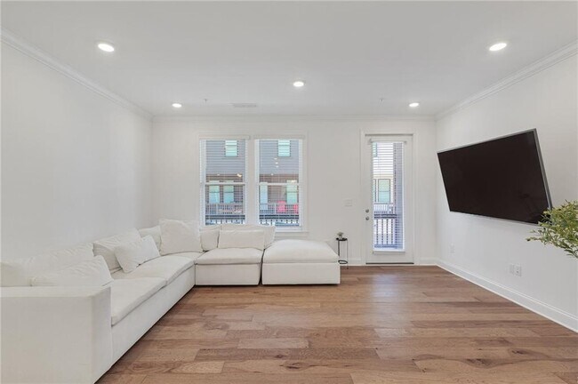 Building Photo - 6543 Beacon Dr