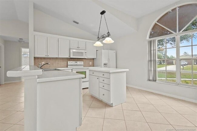 Building Photo - 517 SW College Park Rd