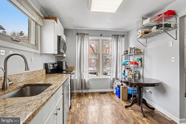 Building Photo - 216 Scott St