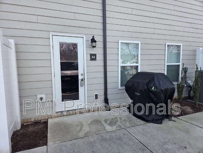 Building Photo - 923 SE Broad St