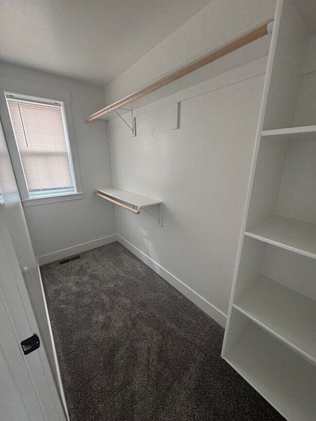 Building Photo - 3 bed 2.5 bath Townhouse