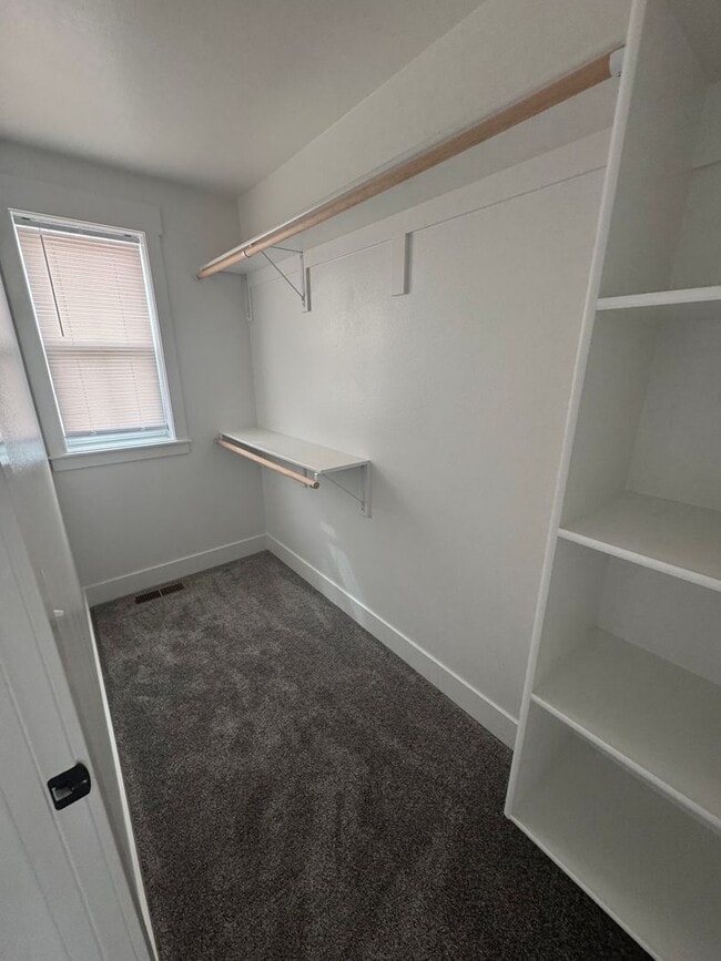 Building Photo - Bright & Modern Annafeld Townhome Living