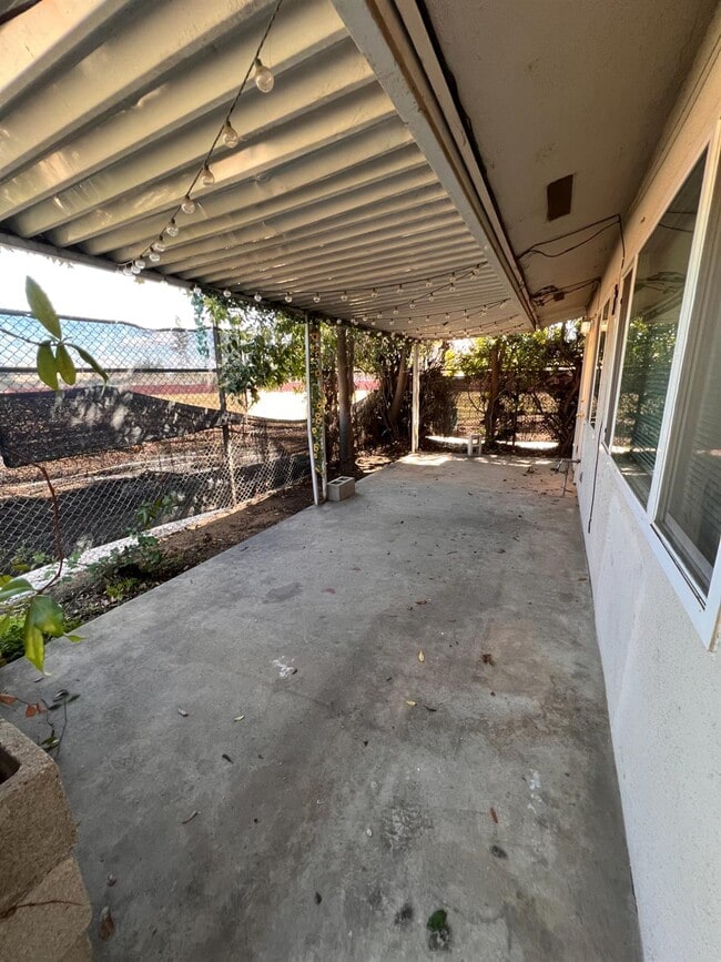 Building Photo - 1138 E Yale Ave