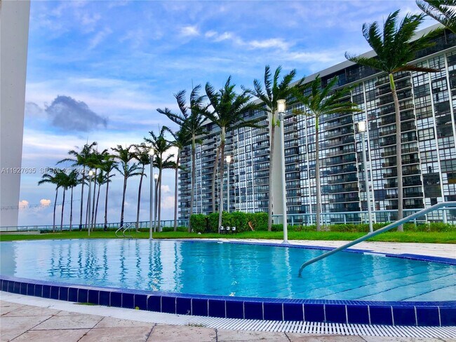 Building Photo - 601 NE 36th St