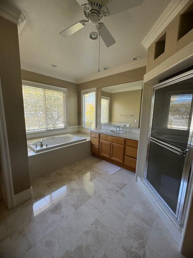 Building Photo - Spacious (5+bed/3bath) Family Home with Hu...