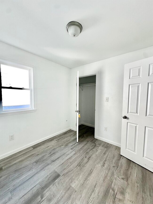 Building Photo - 619 Seneca St