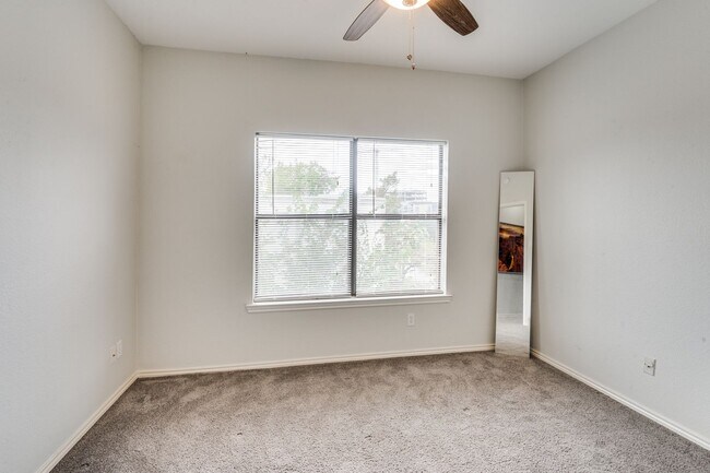 Building Photo - Delightful 2-Bed, 1.5 Bath in Prime Dallas...