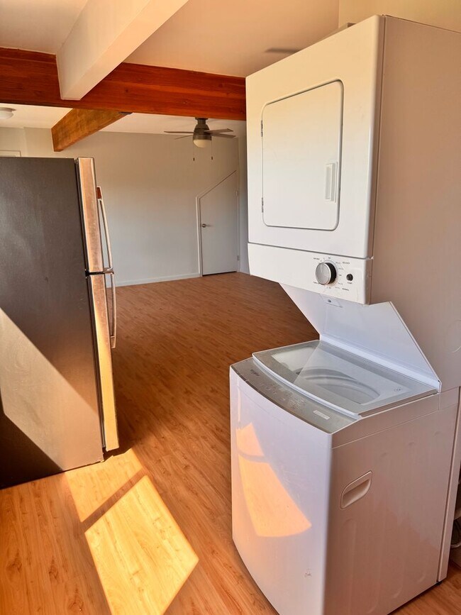 Building Photo - 2 Unfurnished Studios in Manoa Available!