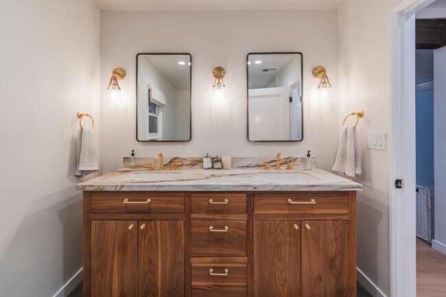 Building Photo - Beautiful Tarzana Rental!
