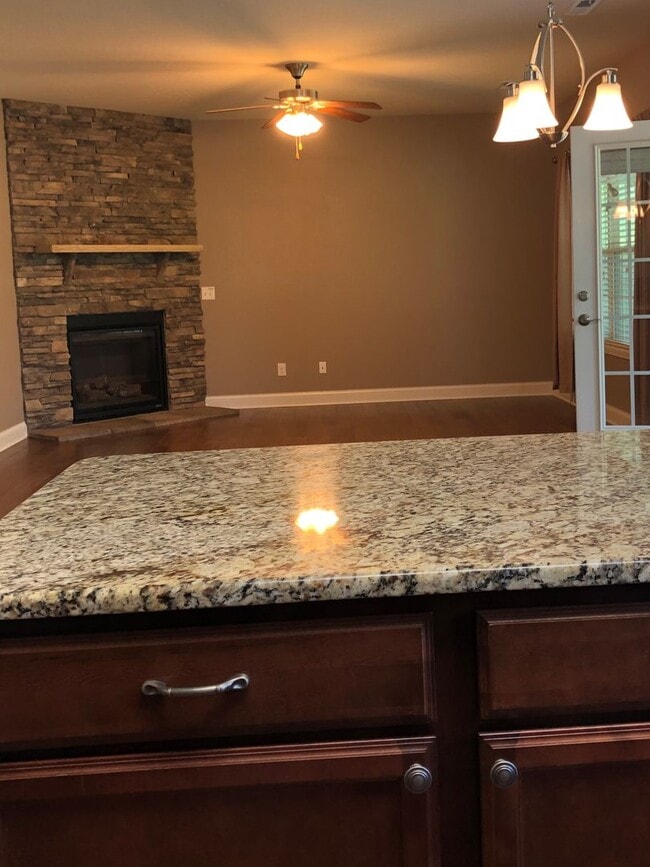 Building Photo - Stunning 3 bedroom, 2 1/2 bath 2 story home