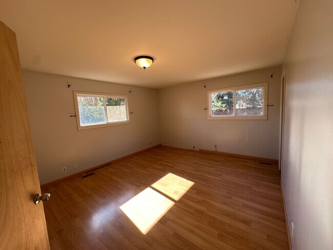 Building Photo - 417 NE 43rd St