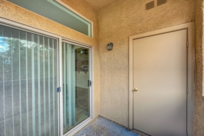 Building Photo - Second Story Condo with Open Floor Plan and Granite Counters