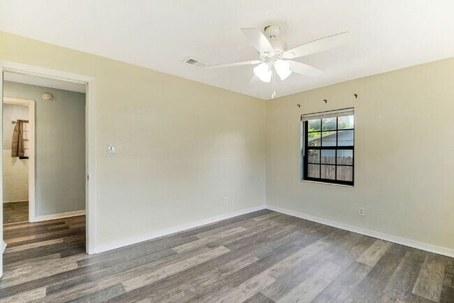 Building Photo - Charming 4 Bedroom Pensacola Rental in a Convenient Location!