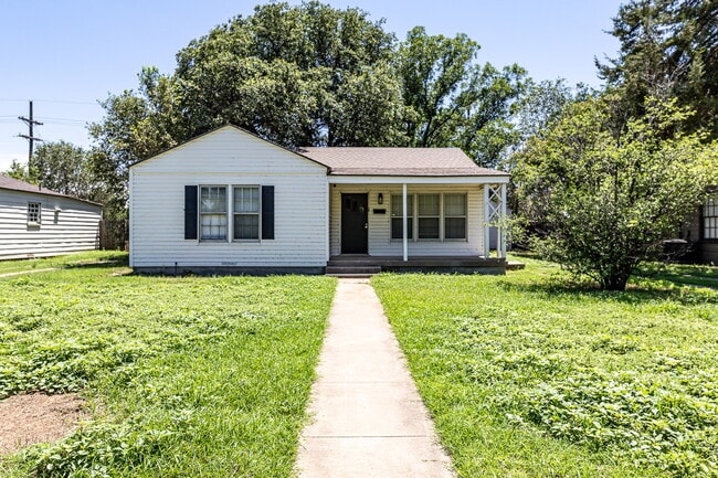 Primary Photo - Charming Home Near Texas Tech – Modern Upg...