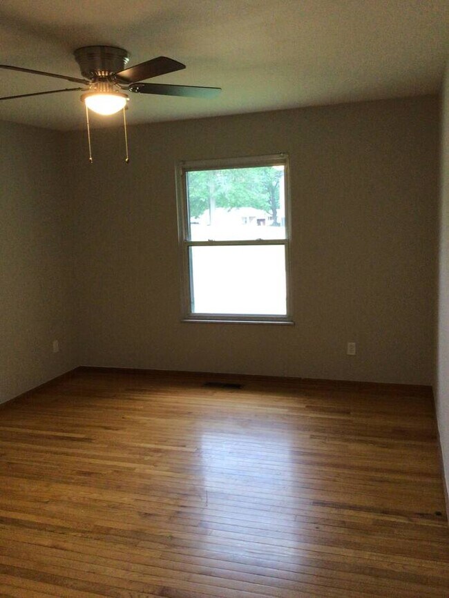 Building Photo - An elegant rental home in Saint Louis!