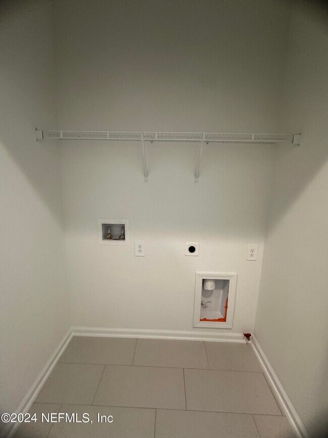 Building Photo - 315 Brandon Lks Dr