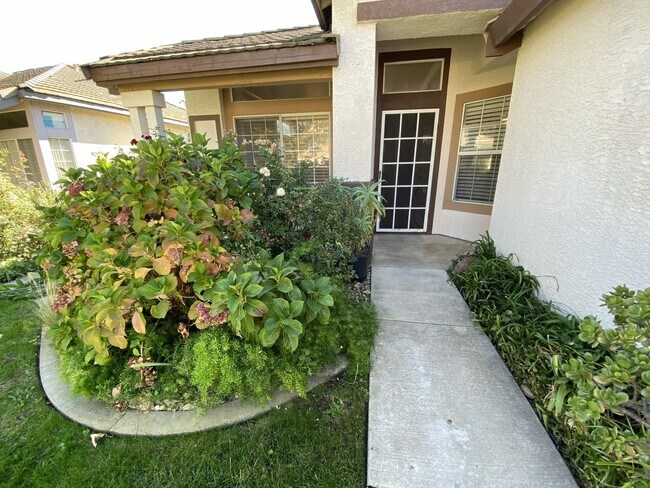 Building Photo - Charming Single-Story Home in Tracy — Across from the Park!